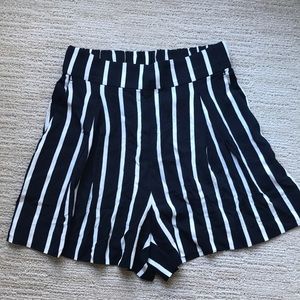 Flowy high waisted H&M shorts